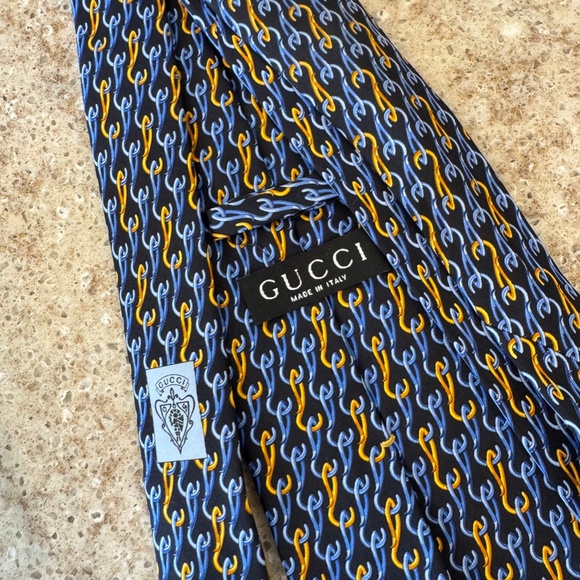 GUCCI MEN'S GG LOGO NAVY BLUE WITH GOLD & LIGHT BLUE DESIGN TIE BRAND NEW WIDES - Picture 1 of 4